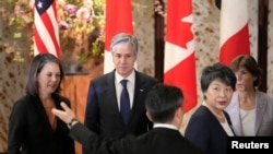 美国国务卿安东尼·布林肯(Antony Blinken,左二)2023年11月8日在东京出席G7外长会议。(媒体联访照片)