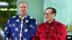 2001年10月21日,在APEC上海峰会期间,美国总统布什和中国主席江泽民身穿丝绸服装去参加一次非正式会议。