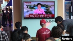 韩国首尔火车站的民众在观看朝鲜称试爆氢弹的消息。 (2017年9月3日)