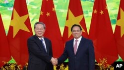 中国国务院总理李强星期天(10月13日)与越南总理范明政在河内举行会谈.。