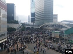 香港民眾6月12日中午在金鐘一帶聚集要求港府撤回逃犯條例修訂(香港市民提供)