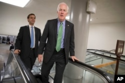 国会参议院多数党党鞭科尔宁参议员(Sen. John Cornyn, R-TX)在参议院大楼里(2017年6月22日)