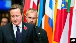 英国首相卡梅伦在布鲁塞尔出席了一次欧盟峰会后离开会场。(2014年10月24日)