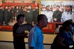 北京军事博物馆的中国解放军建军90周年展览中习近平视察部队的图片(2017年8月1日)。