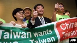台湾卫生福利部部长陈时中(中)率团到日内瓦在世界卫生大会的场外发声。(法新社 2018年5月21日)