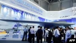 中国珠海航空展上展出的中国国企研发的“彩虹7”(CH-7)隐身军用无人机的全尺寸模型。 (2018年11月6日)
