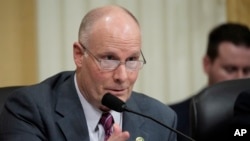 资料照:共和党联邦众议员约翰·穆勒纳尔(John Moolenaar)2023年2月28日众议院中共问题委员会听证会上进行提问。(美联社)