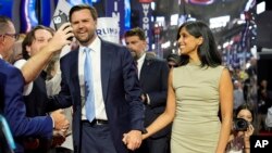 美国共和党副总统候选人万斯和夫人抵达周一举行的共和党全国大会会场。(2024年7月15日)