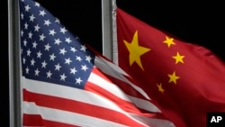 资料照片:美国国旗和中国国旗。