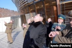 朝鲜领导人金正恩观看远程火箭发射升空(2016年2月7日)
