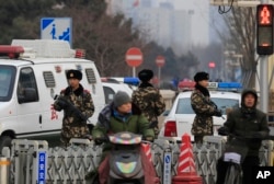 中国武警在北京闹市和旅游点王府井站岗守卫(2015年12月27日)