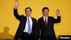 中国主席习近平和台湾总统马英九在新加坡举行“历史性”会晤的时候向记者们挥手致意(2015年11月7日)