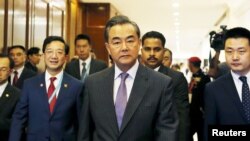 中国外长王毅抵达马来西亚吉隆坡参加东盟外长会议 (2015年8月4日)
