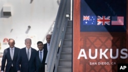 美国、澳大利亚和英国三国领导人2023年3月公布“奥库斯”(AUKUS)项目细节,将协助澳大利亚获得核动力攻击潜艇。(美联社)