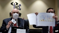 2020年5月15日,香港监警会主席梁定邦(左)在记者会上展示去年反送中警察执法行动的报告