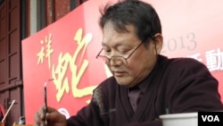 台湾书法教学研究学会理事长曾安腾 (美国之音申华拍摄)
