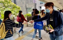 香港民间人权阵线召集人陈皓桓派传单,呼吁市民关注入境条例修订 (美国之音/汤惠芸)