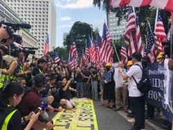 香港民众9月8日向美国驻港领事馆递交请愿书 (美国之音/任新)