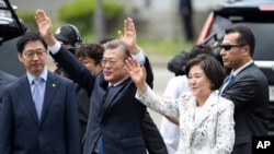 韩国新当选总统文在寅和夫人在青瓦台外面向群众挥手致意(2017年5月10日)