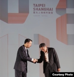 台北市长柯文哲(右)12月19日在台北圆山大饭店欢迎到访的上海常务副市长周波(左)(Courtesy: 中央社)