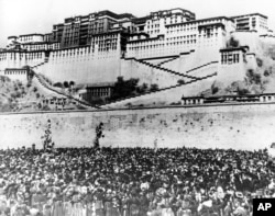 历史照片:数千名藏族妇女包围了拉萨布达拉宫,无声抗议中国统治和压迫。(1959 年3月17日)