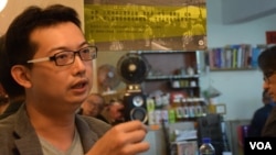 台湾作者陈奕廷表示,今日香港、明日台湾的问题,令他下决心写《伞里伞外》这本书。(美国之音汤惠芸拍摄)