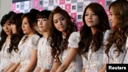 韩国流行歌曲女团少女时代在演唱会前参加记者会。左起:Tiffany, Jessica, Sunny, 队长金泰妍(Taeyeon), Yoona, Sooyoung and Yuri(2011年7月24日))