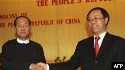 曾任中华人民共和国驻缅甸联邦特命全权大使的李军华和缅甸副总裁田翁敏吴(左)