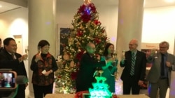 台湾驻美代表高硕泰夫妇(左3、左4)与美国在台协会执行理事罗瑞智(左5)2019年12月5日在台湾驻美代表处举杯庆祝耶诞(美国之音锺辰芳拍摄)