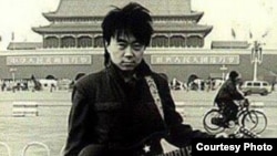 歌手崔健80年代在天安门前的旧照 (照片来源:网络图片/朱大可微博)