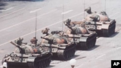 1989年6月中国青年在天安门广场附近阻挡坦克。胡锡进说,邓小平维稳手段用得很重