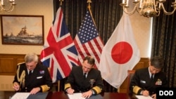 美国、日本和英国海军最高官员2016年10月20日聚首五角大楼 (美国国防部照片)