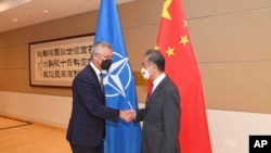 资料照:北约秘书长斯托尔滕贝格与中国外长王毅在纽约联合国大会期间举行会晤。(2022年9月22日)