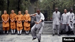 一名非洲学生在河南登封少林寺练习少林武术(2013年9月)