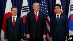 美国总统川普、日本首相安倍晋三(右)和韩国总统文在寅2017年7月6日在德国汉堡召开的安全会议之前合影