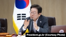 资料照片:韩国总统李在明2025年7月29日在国务会议上讲话。