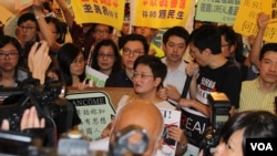香港十六个政党和团体铜锣湾时代广场抗议Lancome(美国之音海彦拍摄)