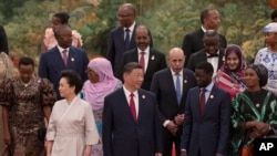 2024年9月4日,中国国家主席习近平和夫人彭丽媛准备在北京人民大会堂举行的中非合作论坛上与非洲国家领导人合影留念。(美联社照片)