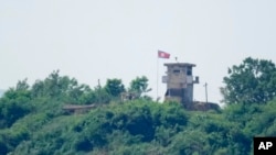韩朝边界上的一个朝鲜军队岗哨。 (美联社2024年6月9日)