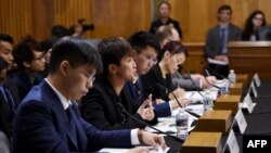黄之锋(左)、何韵诗(中)出席美国国会听证会