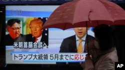 日本东京街头电视屏幕上的消息说: 川普已经接受了朝鲜领导人的峰会提议,5月底以前将与金正恩会面