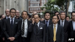 香港大律师公会成员和法律界人士游行前往中联办反对港府计划批准送中法案。(2019年6月6日)