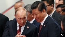中国国家主席习近平(右)和俄罗斯总统普京(左)深切交谈。