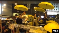 艺人何韵诗(左二)和黄耀明在金钟占领运动大台上