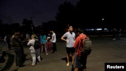 墨西哥沿岸发生8级地震,墨西哥城居民逃到户外 (2017年9月7日)