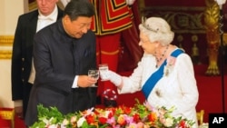 中国国家领导人习近平和英国女王伊丽莎白二世在白金汉宫的国宴上(2015年10月20日)。