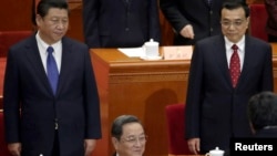 中国国家主席习近平、总理李克强和政协主席俞正声在政协会议主席台上(2015年3月3日)