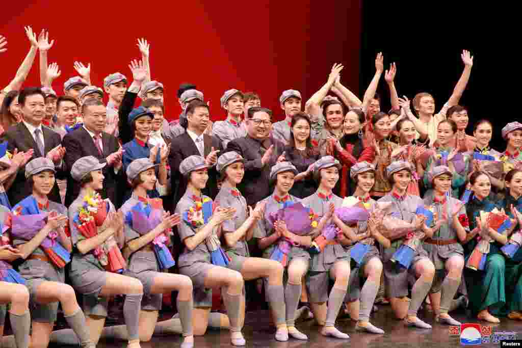 2018年4月16日,朝鲜领导人金正恩及其夫人李雪主和中共中央对外联络部部长宋涛在平壤观看中国芭蕾舞剧《红色娘子军》后同演员一起鼓掌。