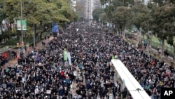 成千上万的香港民众2020年1月1日举行新年大游行,重申“五项诉求缺一不可”的诉求。