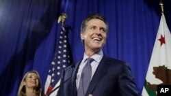 加州民主党籍州长候选人、副州长纽萨姆在夫人陪同下在初选夜派对上对支持者讲话。(2018年6月5日)
